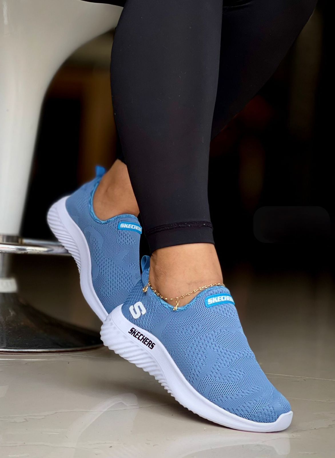Tenis CityMesh Flux: Camina liviana, luce brutal con tu parche.